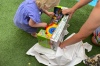 A got some presents at B's 3rd birthday party. Granada ES